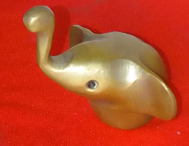 Pequena escultura em bronze dourado maciço elefante africano estilizado