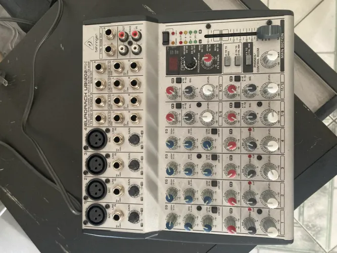 Mesa de som behringer ub1202fx