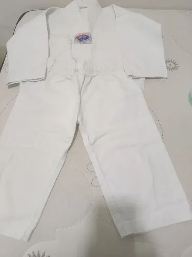 Roupa de Taekwondo, tamanho 2 anos.