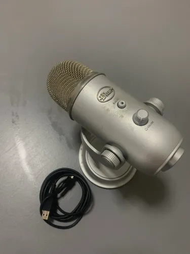 Microfone Condensador Usb Blue Yeti - Prata Cor Silver