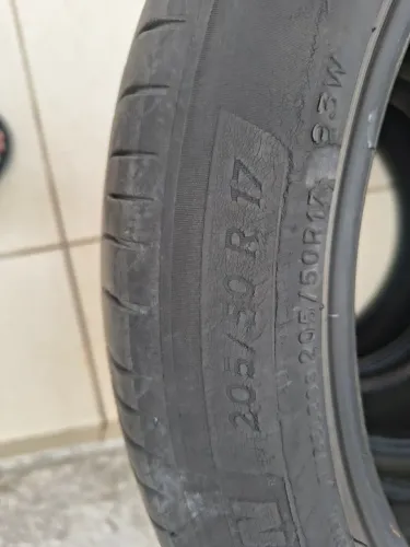 3 pneus 205/50 r17 sendo 2 Michelin e 1 Bridgestone