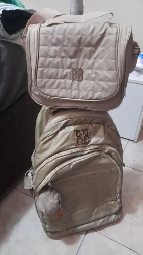 Kit Mochila e Lancheira Rebeca Bombom Dourado, em ótimo estado.