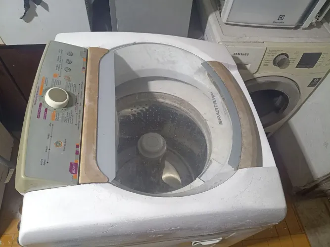 Máquina de lavar funcionando
