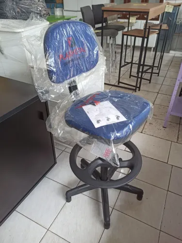 Cadeira alta para balcão de loja