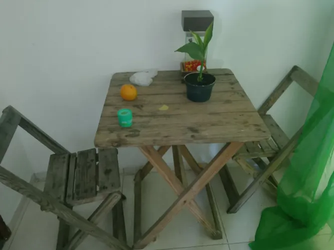Mesa de madeira com 3 cadeiras