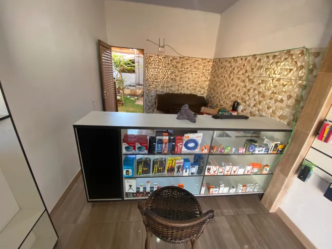 Balcão expositor MDF com vidro+ produtos