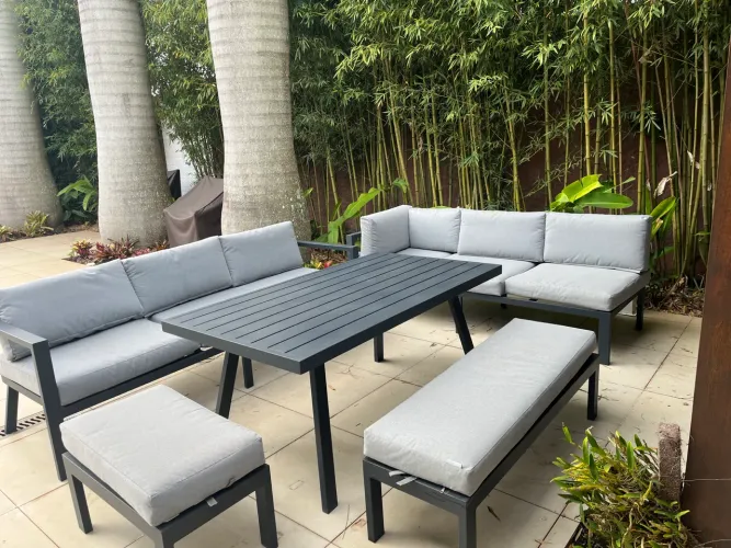 Conjunto mesa e sofás 