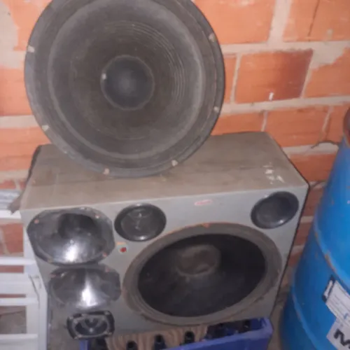 Vendo kit alto falantes de 15 polegada, 2 cornetas e uma super Twitter,conforme as fotos .