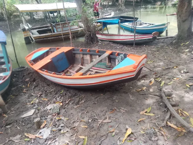 Vendo barco, todo reformado e fibrado.