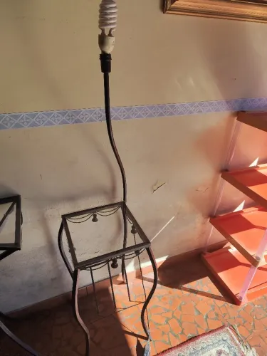 Mesa de canto com abajour