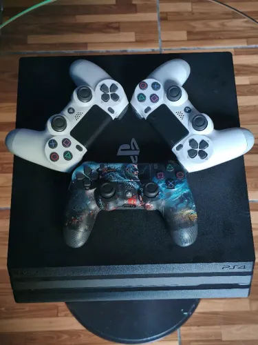 PS4 Pro com 3 Controles