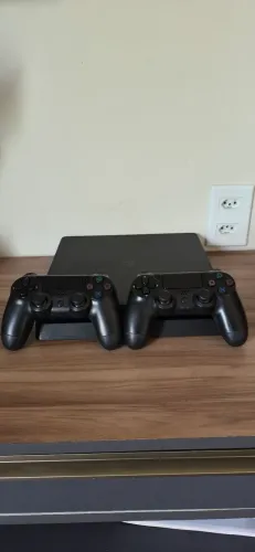 VENDO PS4 SLIM+ LACRE DE FÁBRICA+ 2 CONTROLES+ CONTA REPLETA DE JOGOS.