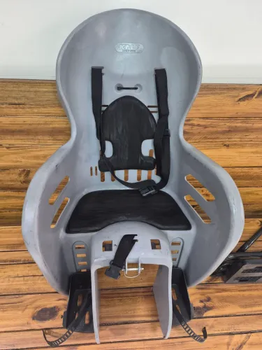 Cadeira e suporte para assento de criança na bicicleta