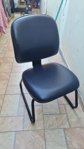 Cadeira de couro azul escuro