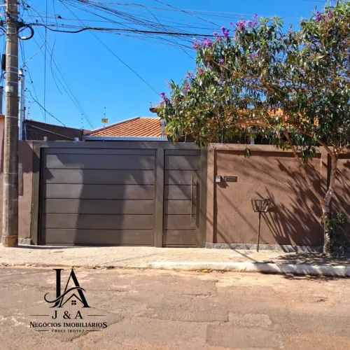 Casa usada á venda com 3 quartos sendo 1 suíte e área gourmet no Coophatrabalho