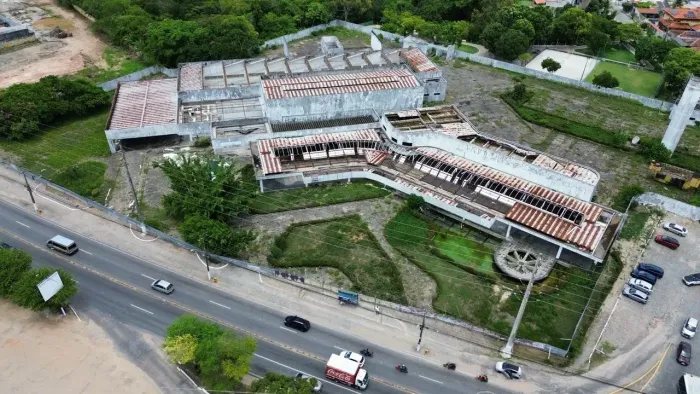 ALUGA GRANDE ÁREA COMERCIAL NA AV. MENINO MARCELO MACEIÓ