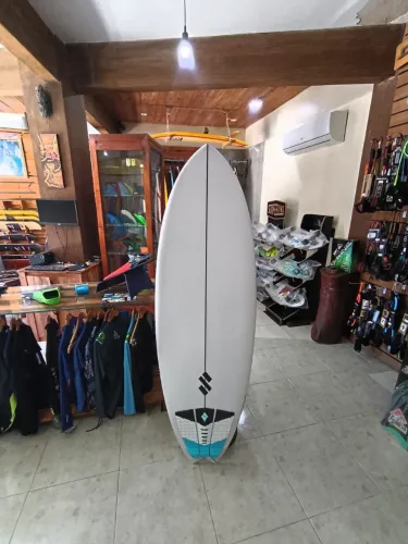 Prancha surf SNAPY semi nova, modelo Summer Joy, branca, 5'9 EPS, Tri quilha, 32,9 litros.