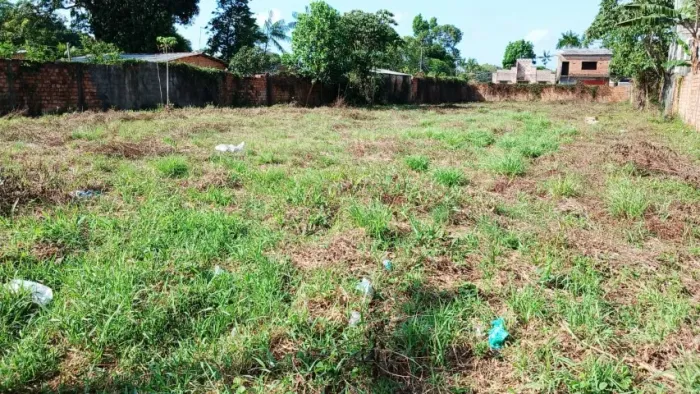 Terreno de 26 de largura frente, 85 de comprimento e 21 de largura nos fundos