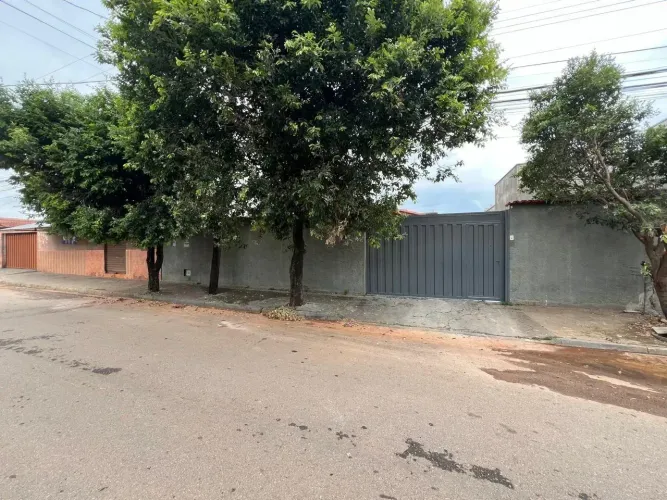 CASA NA VILA ROSA,COM TRÊS QUAROS PROXIMO AO BURITI.