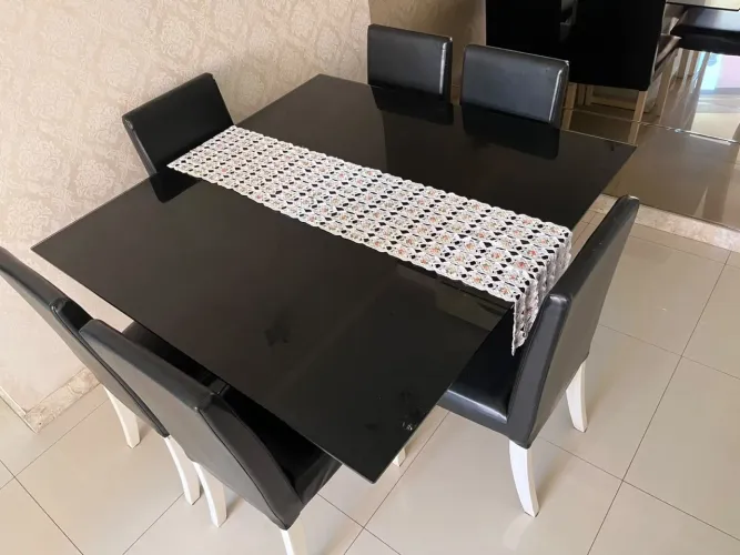 Mesa quadrada com 6 cadeiras 