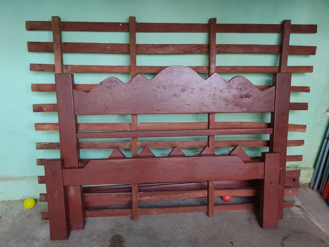 Vende-se cama casal de madeira rústica 