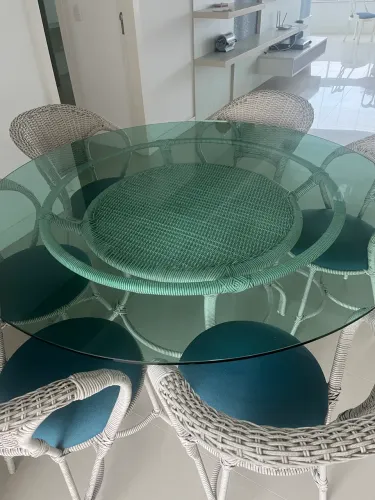 Mesa jantar em vime e vidro atemporal é linda com 6 cadeiras