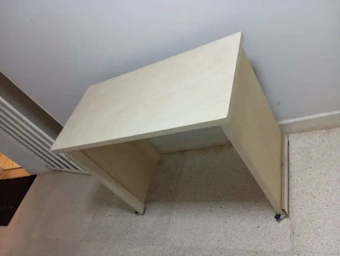Mesa com rodinha retirada no setor comercial sul