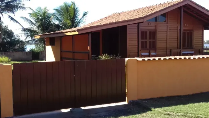 LINDA CASA DE MADEIRA À VENDA - PRAIA SÊCA, 70 m² COM VISTA PARA A LAGOA VERMELHA!