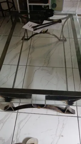 Mesa de centro de vidro e estrutura de ferro