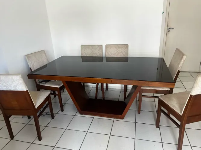 ?Negociar? Vende-se mesa de 6 lugares com tampa de vidro e base de madeira