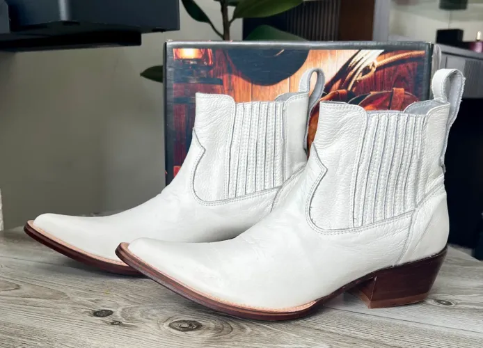 BOTA de COURO LEGÍTIMO NOVA . Aceito cartão 