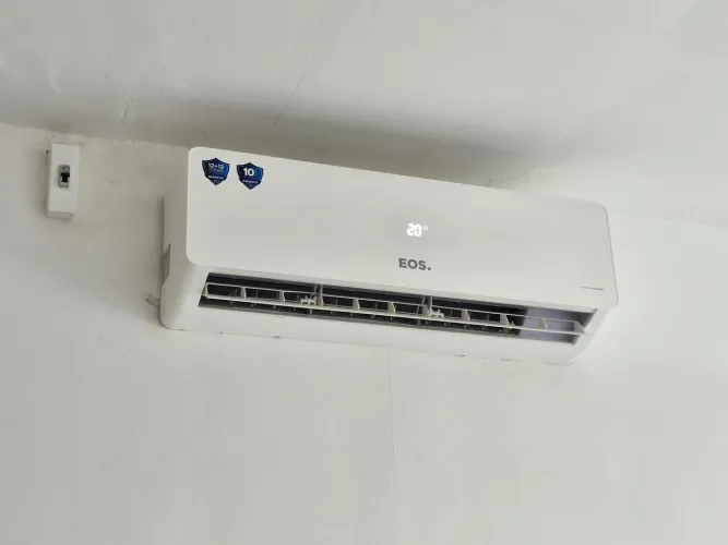 Ar condicionado tipo split 18.000 BTUs inverter marca EOS com 6 meses de uso