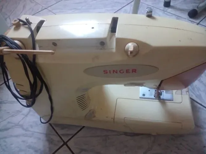 Máquina de Costura Singer Carina