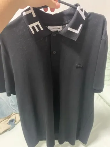 polo lacoste letreiro 