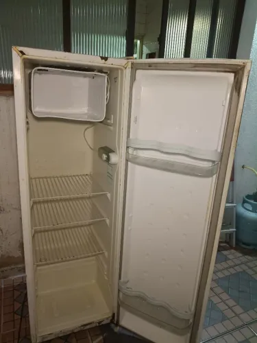 Vende-se geladeira