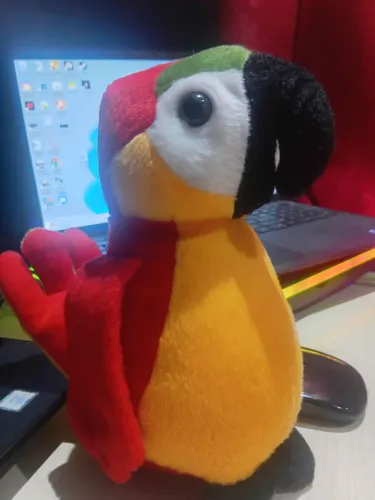 Arara Vermelha de pelúcia de 35cm .
