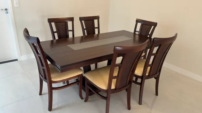 Mesa de Madeira Maciça com 6 Cadeiras! Elegância e Qualidade Atemporal