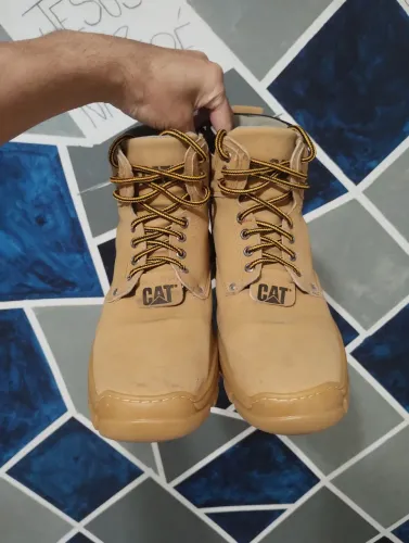 VENDO BOTA CATERPILLAR CASUAL BEGE COURO ECOLÓGICO!!!