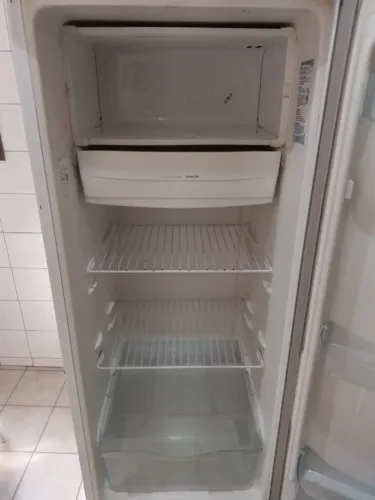 Geladeira Eletrolux RE28 240 litros