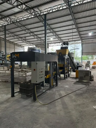 MAQUINA DE BLOCOS E PISOS WM BL4000X ANO 2025