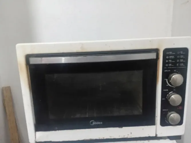 Forno elétrico com marcas de uso