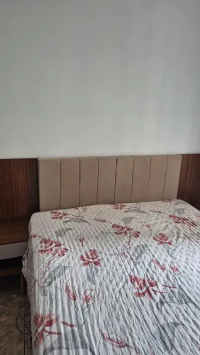 Cabeceira de cama com criado mudo 