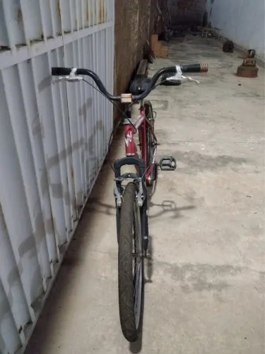 BIKE ARO 26 SEMI E EM ÓTIMO ESTADO, PARA VENDER RÁPIDO. VALOR FIXO