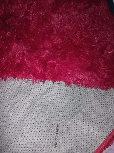 Tapete felpudo. Cor vinho em ótimo estado. Ideal p quarto ou sala. Medidas 2,00 /2,20
