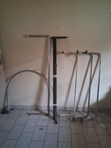 Vendo cinco araras para loja e um provador, tudo por 500,00