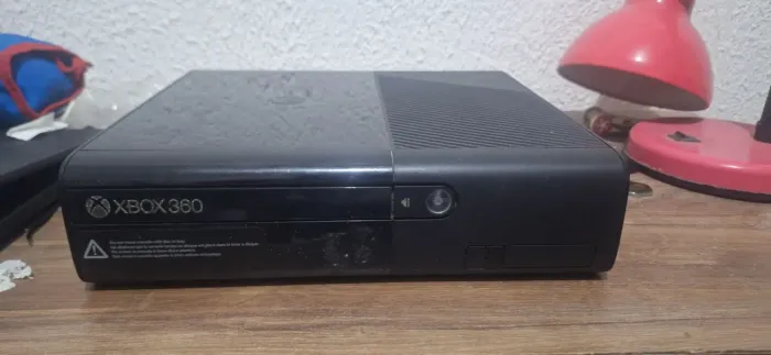 Vendo Xbox 360 super slim  destravado  com + de 80 jogos, obs: está em bem conservado!