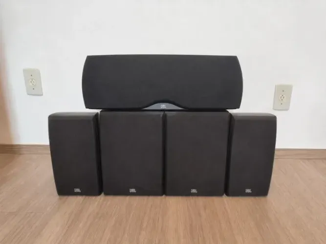 Sistema 'JBL Studio Series 5.1 Home Theater' (5 caixas = 1 Central +2 N24 + 2 N26)