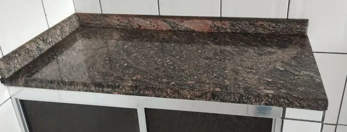 Tampo de Granito Marrom avermelhado c/ Preto 116x60