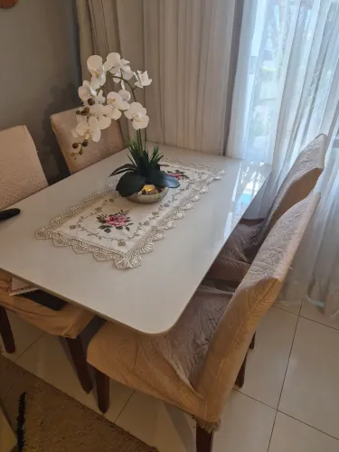 Mesa de jantar de quatro lugares