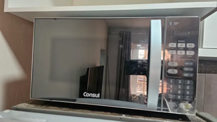 Micro-ondas 23 L Cor Cinza e Inox Consul com função Descongelar
